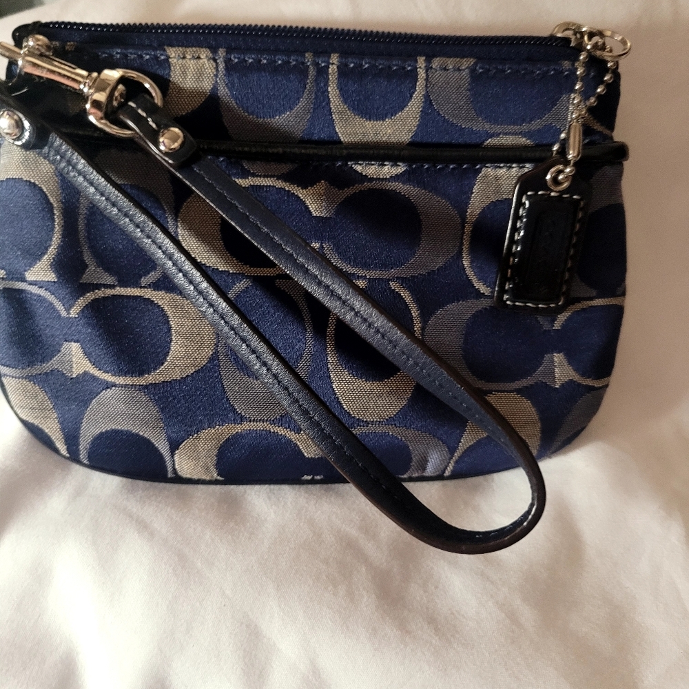 NWOT Coach  Navy BLUE AND CREAM Designer Wristlet